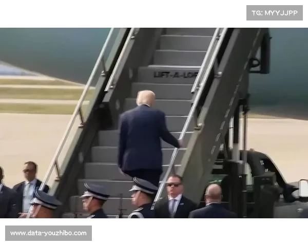 特朗普被嘘时表情凝重,中场讲话音量提高对抗干扰