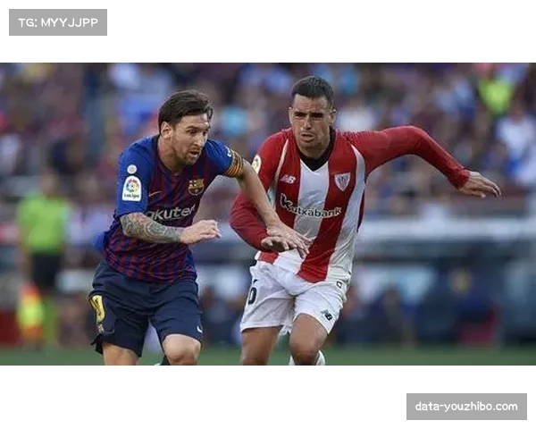 终场哨响,老将帕耶被梅斯球员团团围住交换球衣